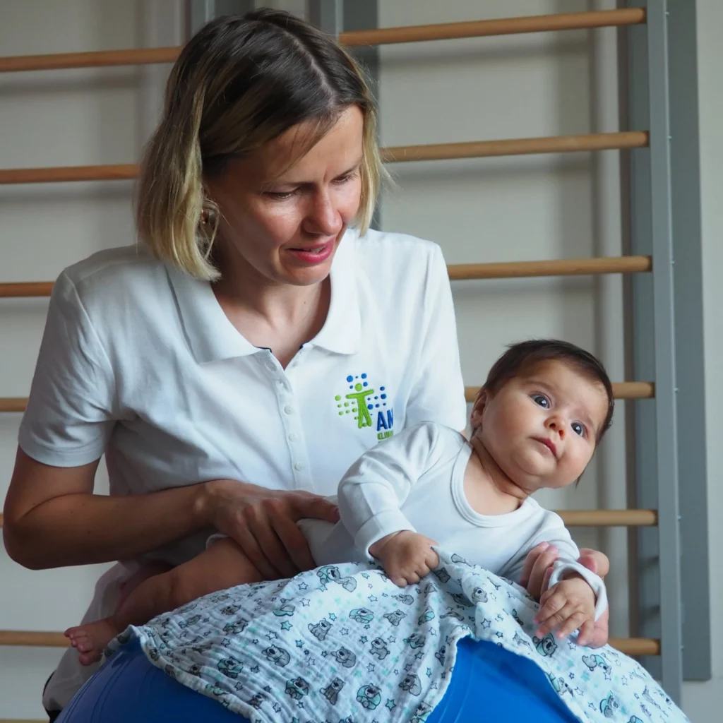 Rehabilitacja niemowląt Katowice na piłce